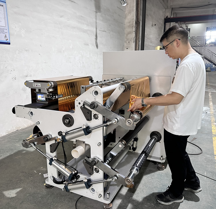DFQ700型冷燙膜分切機(jī) DFQ700型冷燙膜分切機(jī)
